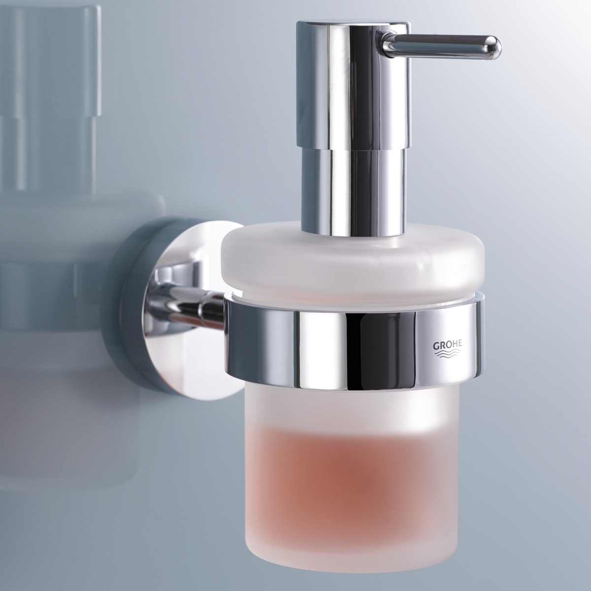 Дозатор для жидкого мыла настенный GROHE Essentials хром 160мл стекло 40448001