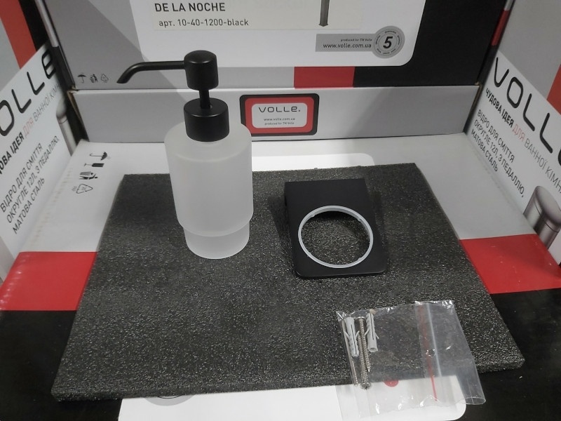 Дозатор для жидкого мыла VOLLE DE LA NOCHE 10-40-0030-black настенный на 250мл стеклянный черный