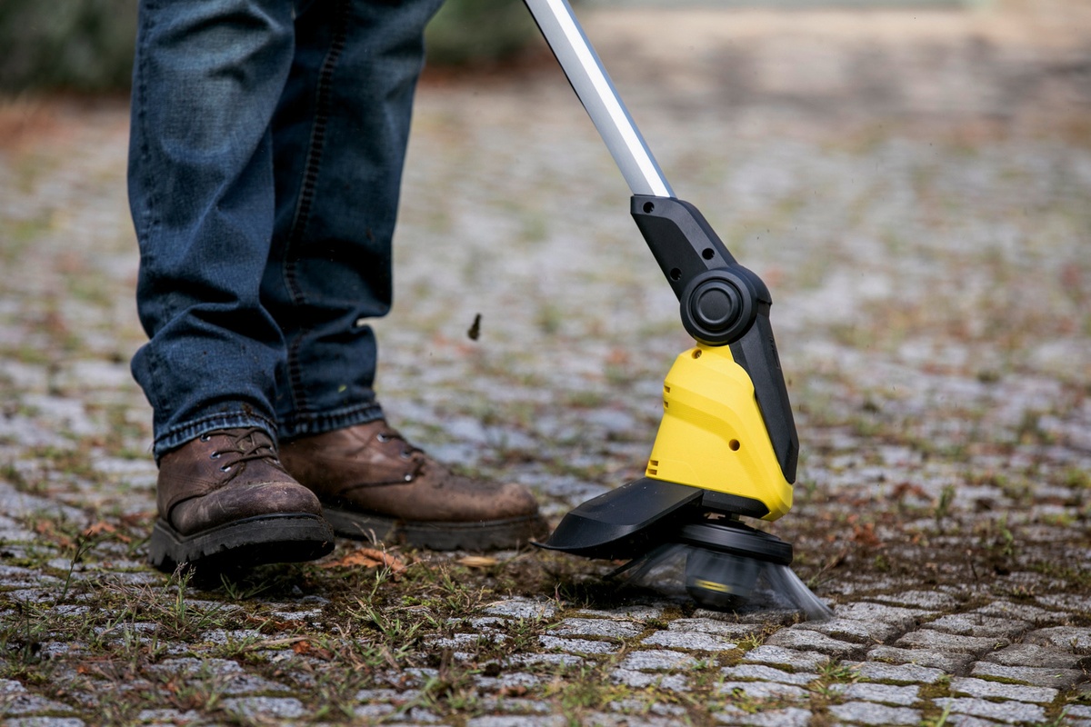 Триммер садовый аккумуляторный Karcher WRE 18-55 для удаления сорняков аккумуляторов 18В 2.85кг (без АКБ и ЗУ)