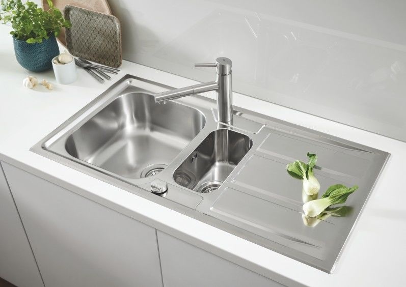 Мойка для кухни GROHE из нержавеющей стали Sink K400+ 983x513мм прямоугольная врезная матовая 0.7мм на полторы чаши с сифоном 31569SD0