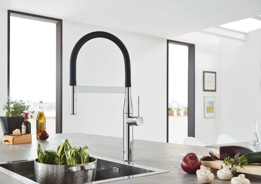 Змішувач для кухні одноважільний з гнучким виливом GROHE Essence чорний латунь 30503000