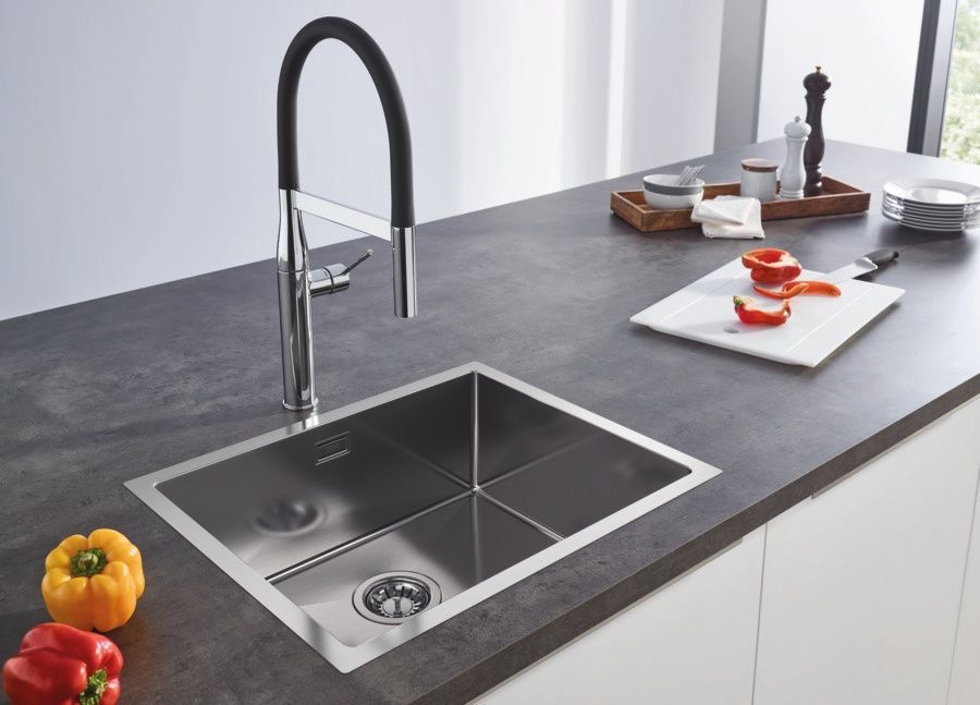 Змішувач для кухні одноважільний з гнучким виливом GROHE Essence чорний латунь 30503000