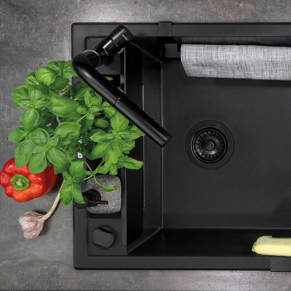 Змішувач для кухні із висувною лійкою DEANTE Silia чорний латунь BQS_N73M