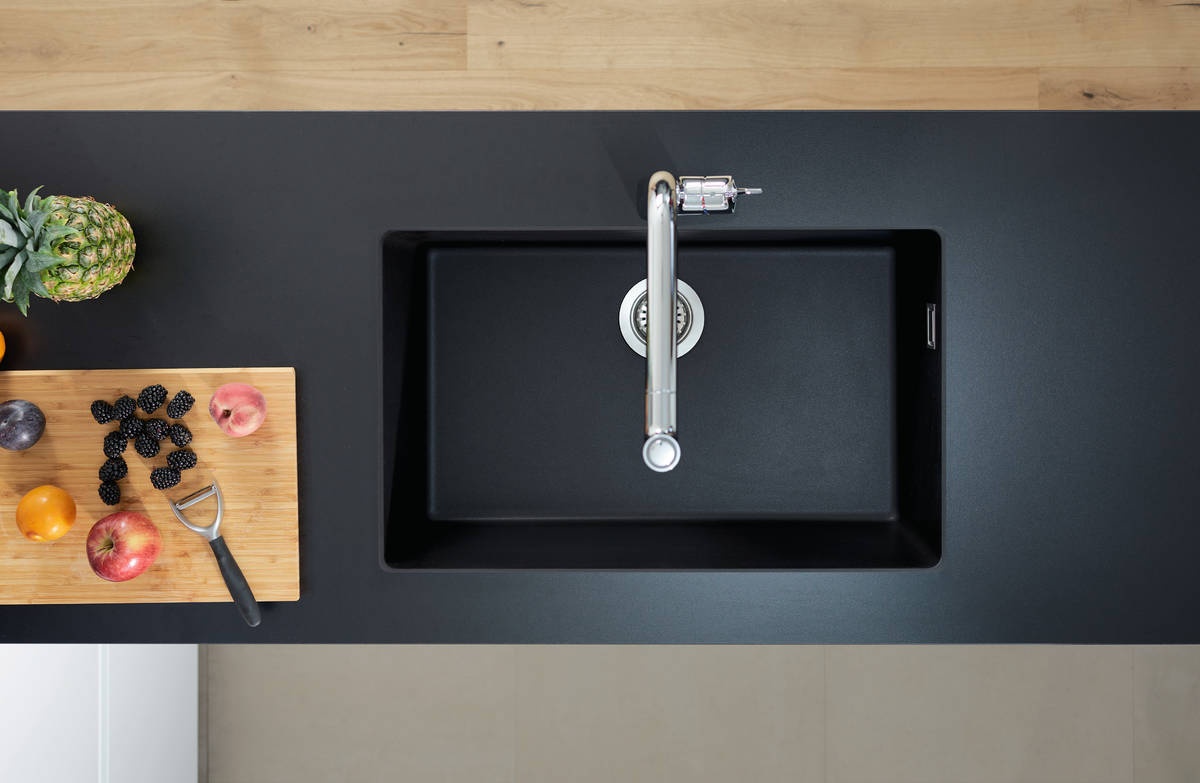 Мийка для кухні гранітна прямокутна HANSGROHE S510-U660 710x450x205мм врізна під стільницю без сифону чорна 43432170